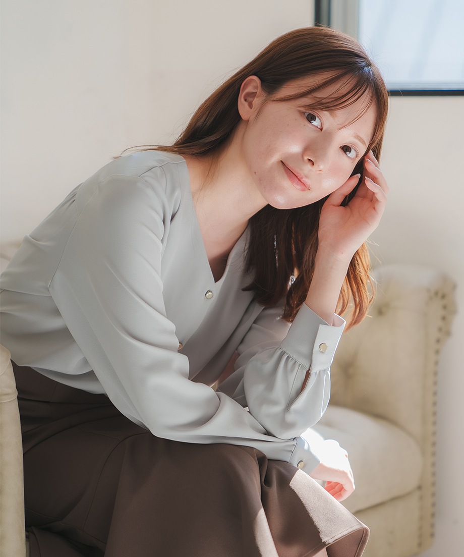 Vネックブラウス