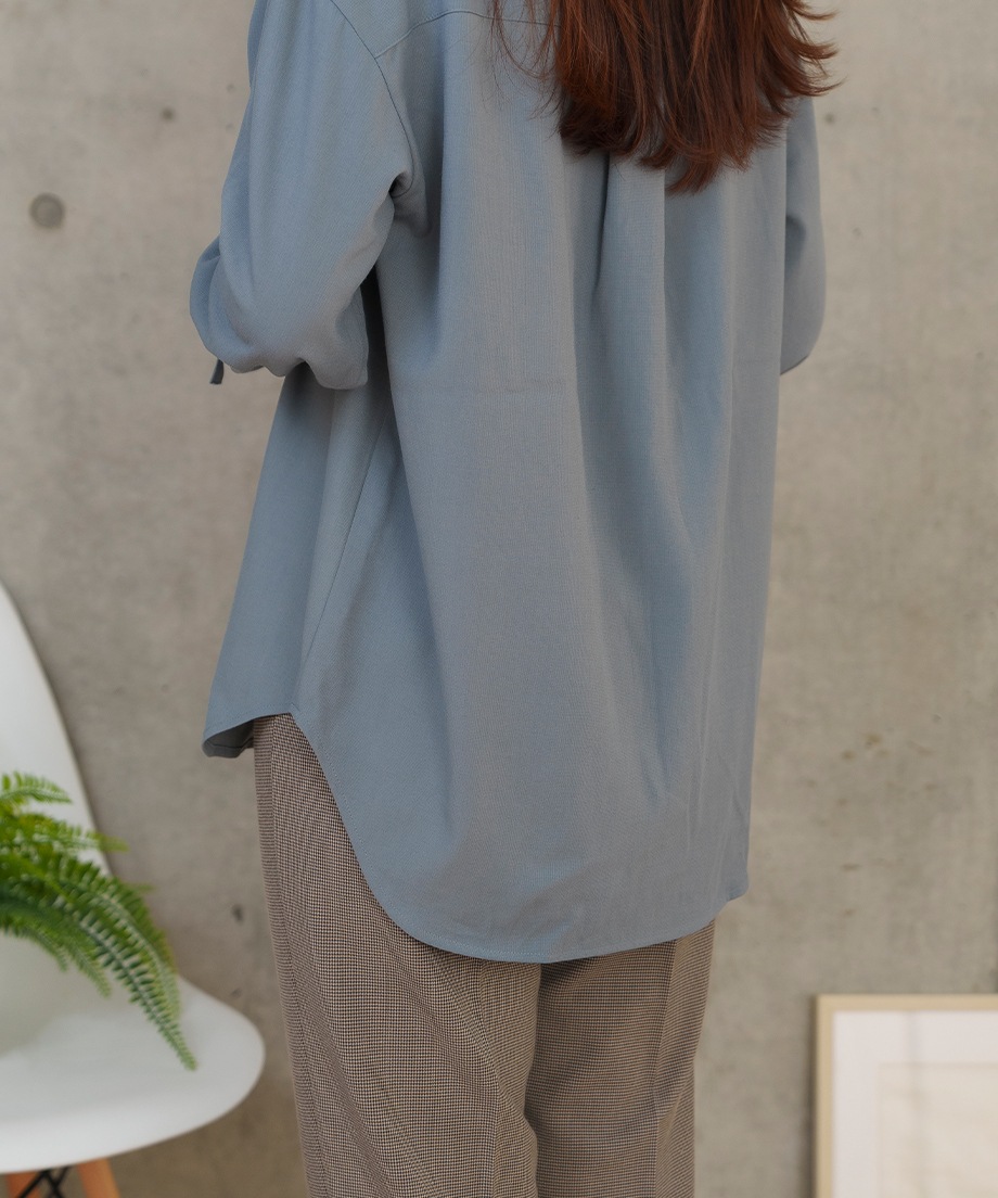 袖口ベルト付きシャツ