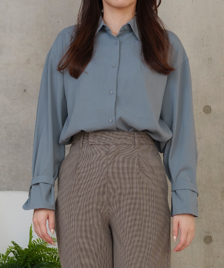 袖口ベルト付きシャツ