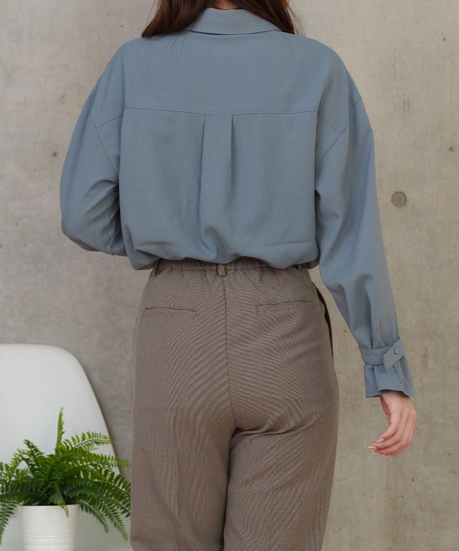袖口ベルト付きシャツ