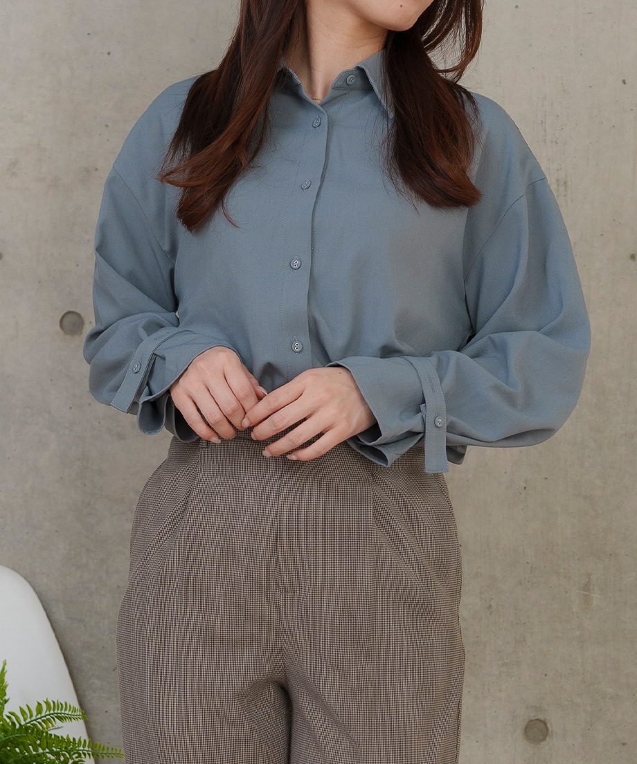 袖口ベルト付きシャツ