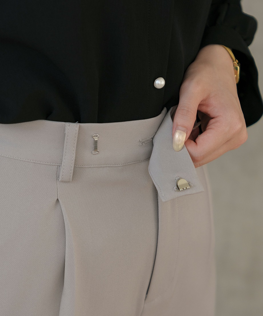 タックテーパードパンツ