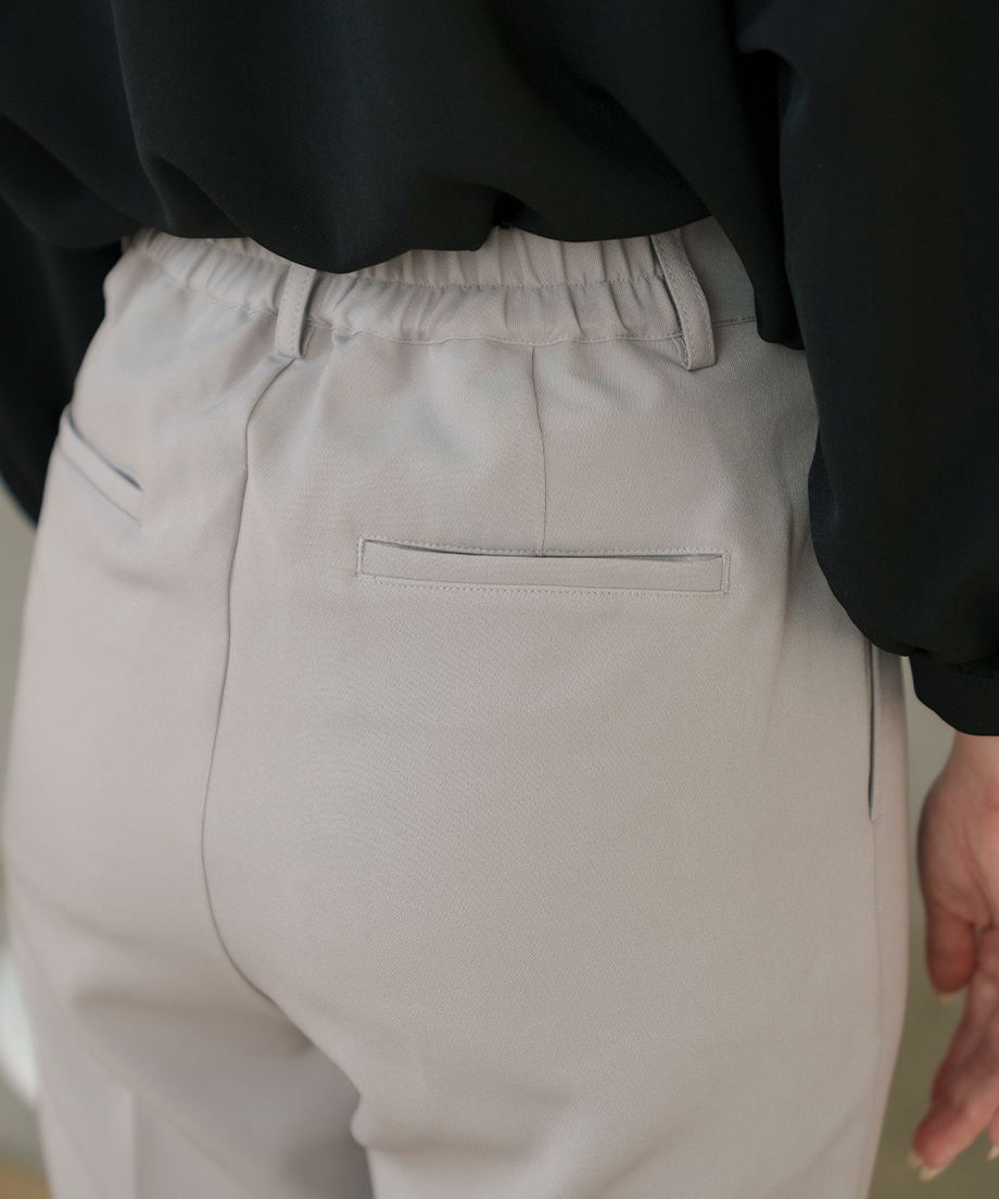 タックテーパードパンツ