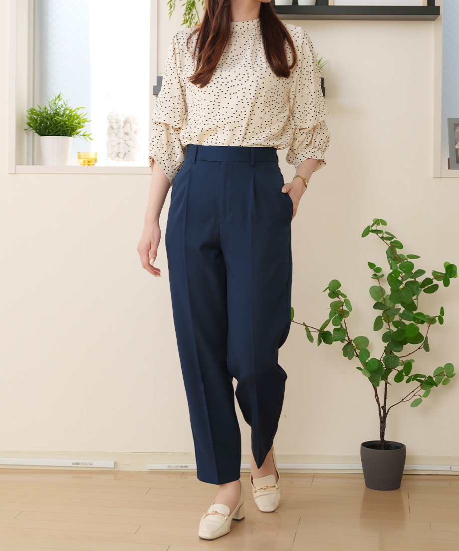 タックテーパードパンツ