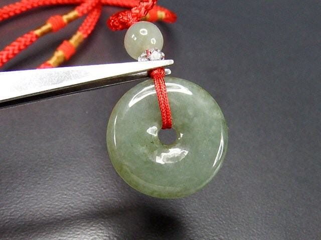 良質濃い目ひすい本翡翠天然石丸平安扣赤い糸ネックレス石街 | 彫り物
