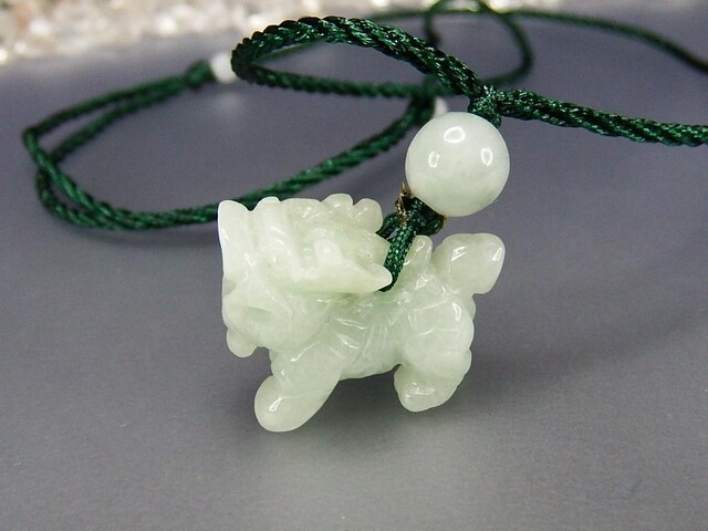 幸運麒麟キリンひすい3D精工手彫り天然石ネックレス本翡翠石街