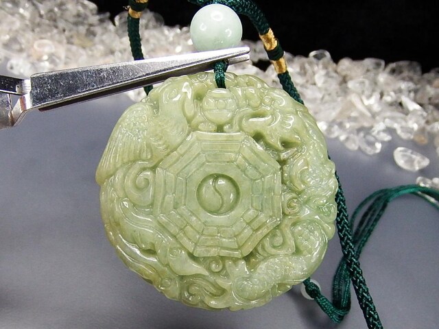 天然逸品翡翠　天然石　本翡翠　両面神龍彫刻　鑑定書あり　龍運　開運ネックレス sp-122-2.jpg