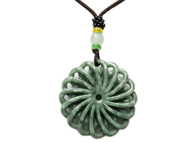 濃い目ひすいジェダイト本翡翠螺旋菊花紋彫刻天然石ブラウン色紐