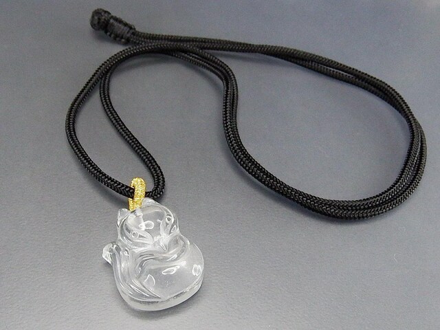 天然水晶のネックレス  花の幽霊の中に狐が彫られている 天然石水晶きつね狐彫り品小サイズペンダントトップ黒紐ネックレス魅力