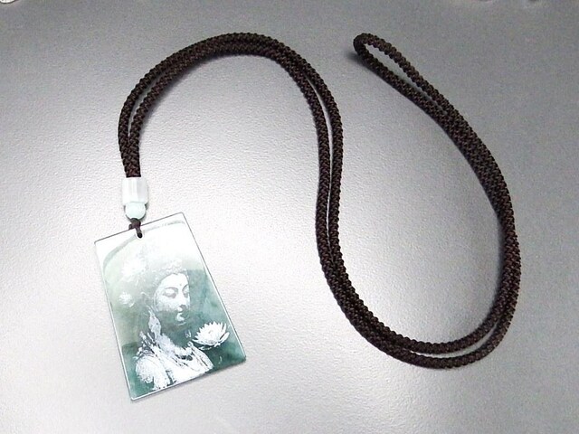 天然石4Aひすい本翡翠ジェダイト観音様フロスト加工紐ネックレス