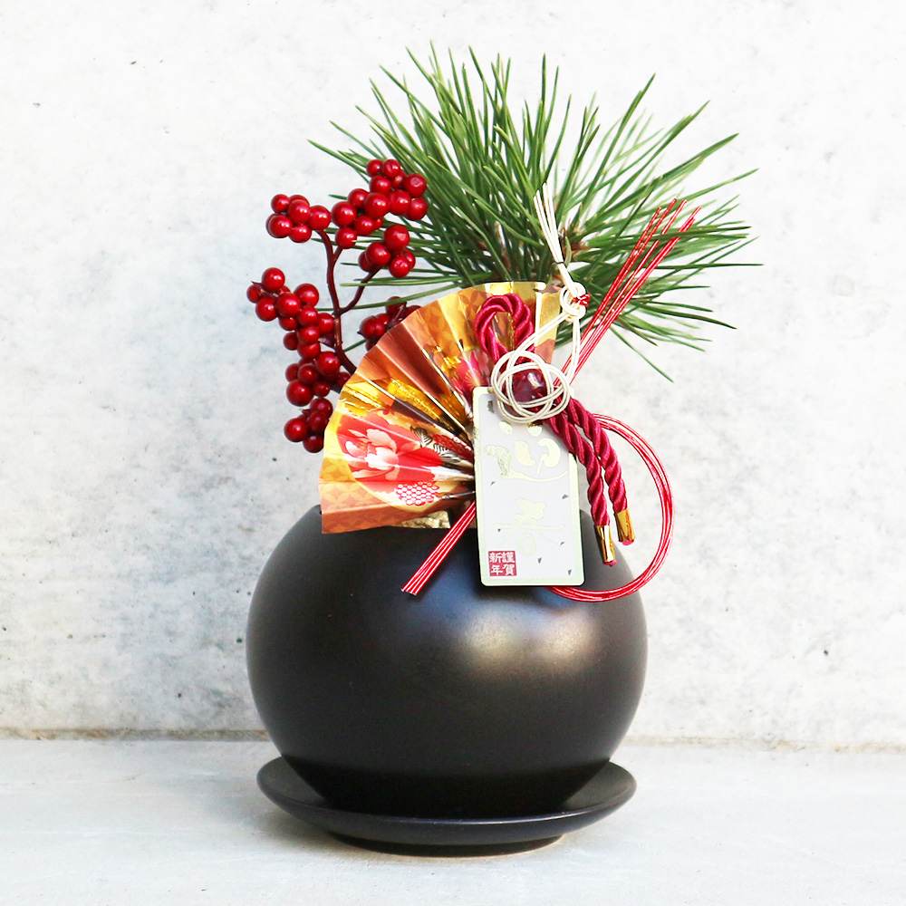 曲がり松・輝き／「迎春」の飾り付き 【正月飾り Lサイズ黒鉢／1個売り】