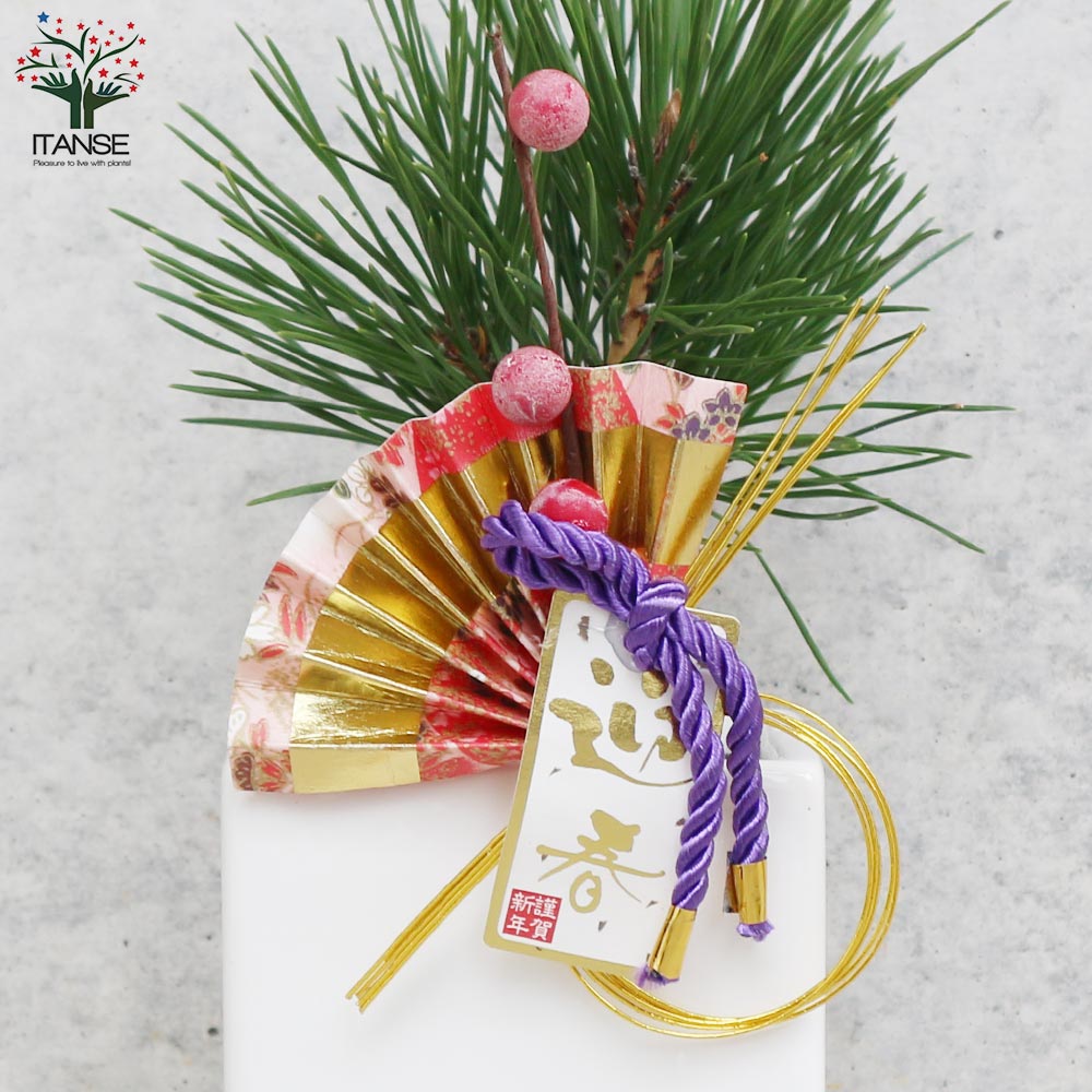 曲がり松・ホワイエ／「迎春」の飾り付き【正月飾り 白角鉢 受け皿付き／1個売り】