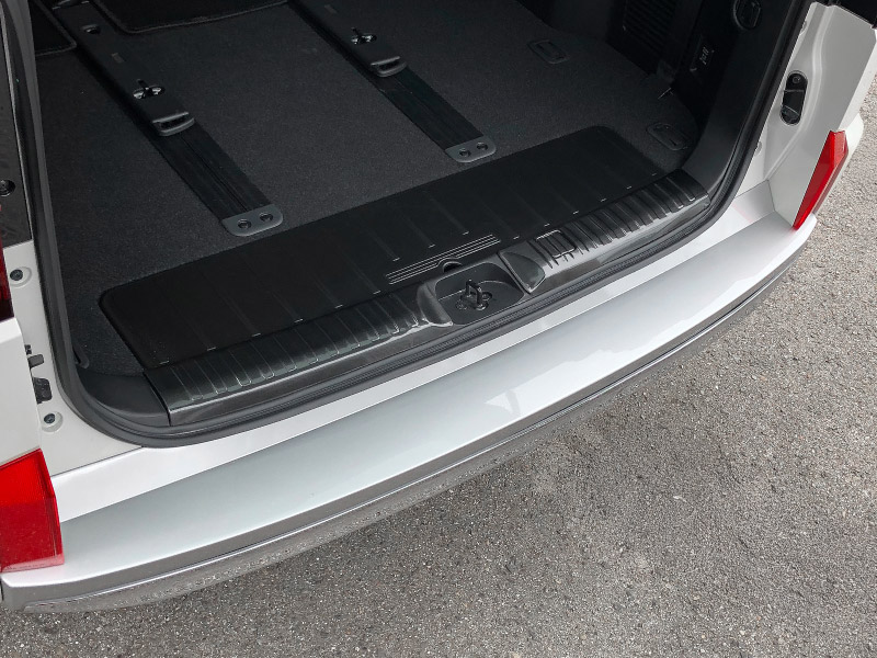 新型デリカD:5 ラゲッジスカッフプレート ブラックヘアライン 3P｜三菱 MITSUBISHI DELICA D5 専用設計 トランク ラゲージ 保護 荷室 カーゴルーム ガーニッシュ カスタム パーツ ドレスアップ アクセサリー 社外品 オプション【予約販売/5月30日頃入荷予定】