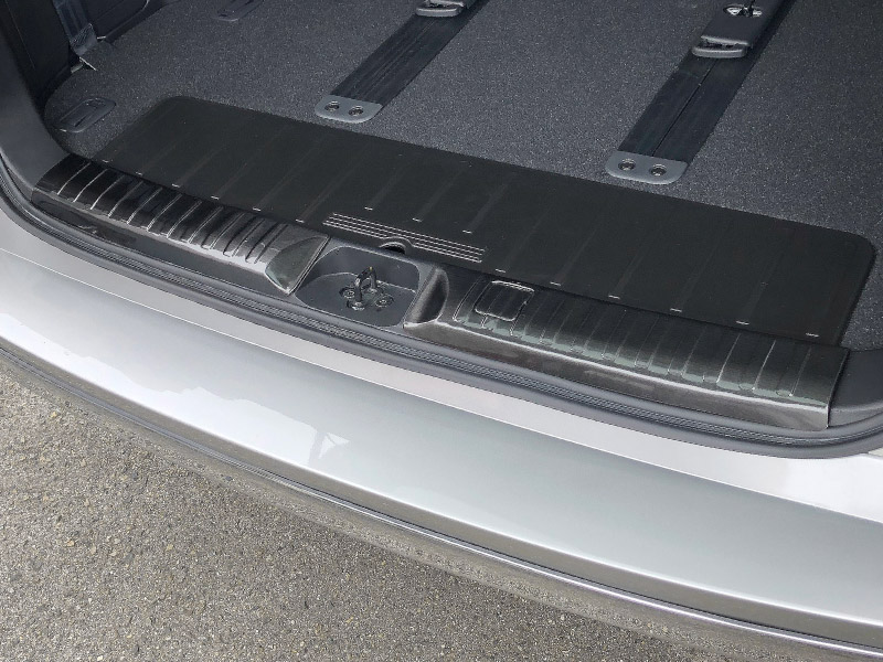 新型デリカD:5 ラゲッジスカッフプレート ブラックヘアライン 3P｜三菱 MITSUBISHI DELICA D5 専用設計 トランク ラゲージ 保護 荷室 カーゴルーム ガーニッシュ カスタム パーツ ドレスアップ アクセサリー 社外品 オプション【予約販売/5月30日頃入荷予定】