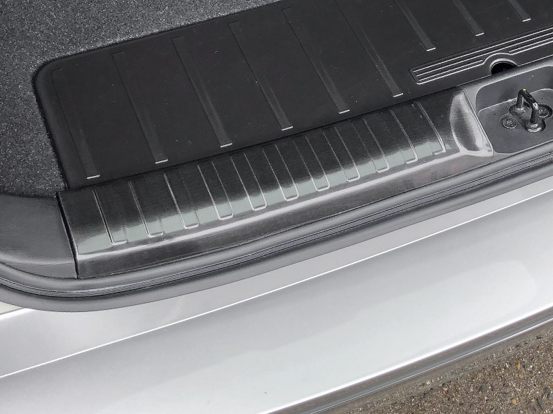 新型デリカD:5 ラゲッジスカッフプレート ブラックヘアライン 3P｜三菱 MITSUBISHI DELICA D5 専用設計 トランク ラゲージ 保護 荷室 カーゴルーム ガーニッシュ カスタム パーツ ドレスアップ アクセサリー 社外品 オプション【予約販売/5月30日頃入荷予定】