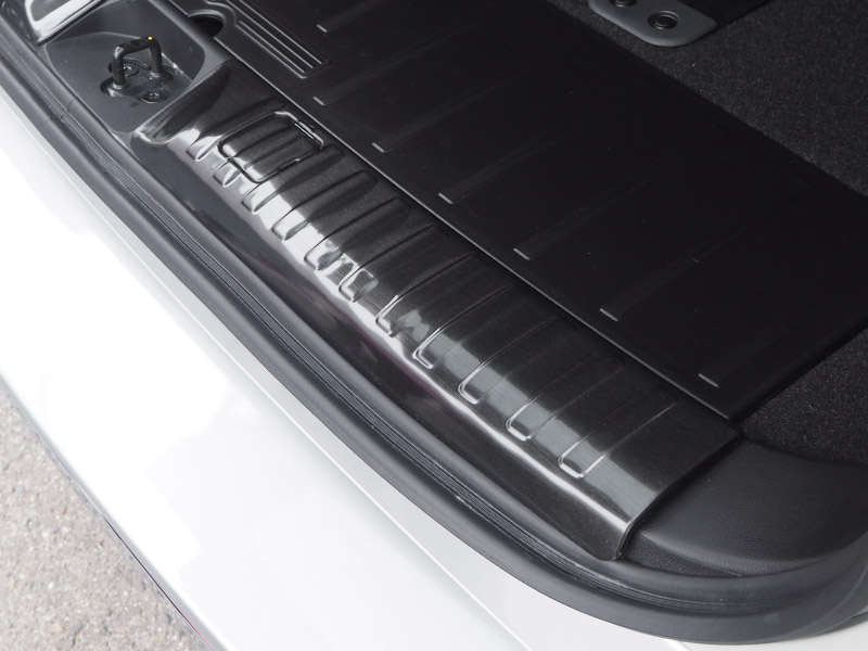 新型デリカD:5 ラゲッジスカッフプレート ブラックヘアライン 3P｜三菱 MITSUBISHI DELICA D5 専用設計 トランク ラゲージ 保護 荷室 カーゴルーム ガーニッシュ カスタム パーツ ドレスアップ アクセサリー 社外品 オプション【予約販売/5月30日頃入荷予定】