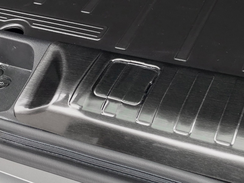 新型デリカD:5 ラゲッジスカッフプレート ブラックヘアライン 3P｜三菱 MITSUBISHI DELICA D5 専用設計 トランク ラゲージ 保護 荷室 カーゴルーム ガーニッシュ カスタム パーツ ドレスアップ アクセサリー 社外品 オプション【予約販売/5月30日頃入荷予定】