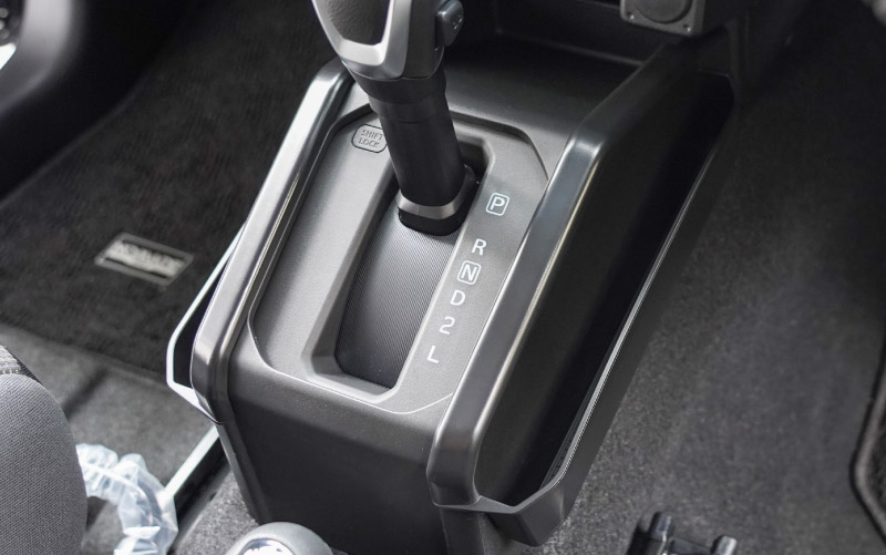 新型ジムニー JB64W 新型ジムニーシエラ JB74W ジムニーノマド JC74W AT車専用 シフト左右収納トレイ 2P ブラック 滑り止めマット2枚付 ｜スズキ SUZUKI JIMNY JB64 JIMNY SIERRA JB74 1型 2型 3型 4型 5型 JIMNY NOMADE JC74 1型 専用 パーツ 小物入れ コンソール トレイ 内装 アクセサリー 保護 傷防止 車内 社外