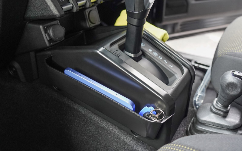 新型ジムニー JB64W 新型ジムニーシエラ JB74W ジムニーノマド JC74W AT車専用 シフト左右収納トレイ 2P ブラック 滑り止めマット2枚付 ｜スズキ SUZUKI JIMNY JB64 JIMNY SIERRA JB74 1型 2型 3型 4型 5型 JIMNY NOMADE JC74 1型 専用 パーツ 小物入れ コンソール トレイ 内装 アクセサリー 保護 傷防止 車内 社外