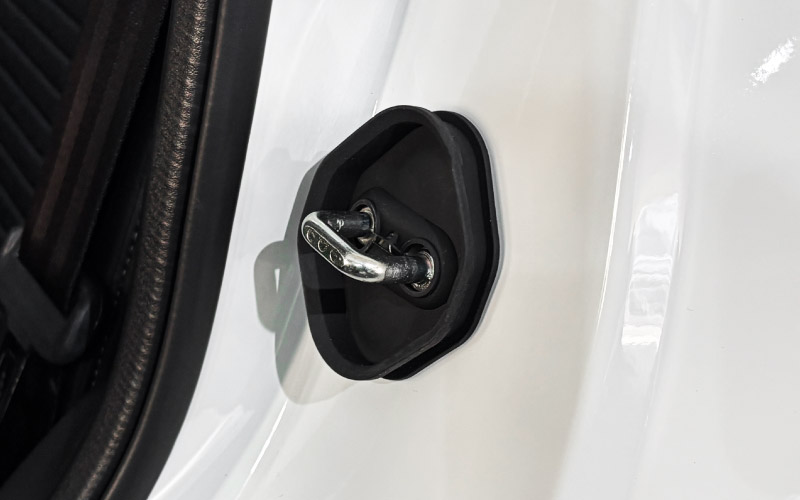 新型ヤリスクロス ヤリス対応 ゴムタイプ ドアストライカー 4P ブラック｜トヨタ TOYOTA YARIS CROSS  内装 カスタム 保護パーツ ドアストッパーカバー ストライカーカバー ドレスアップ アクセサリー 社外品 オプション【メール便対象/代引き・配達日時指定不可】