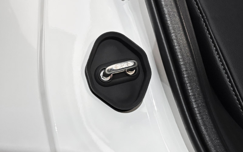 新型ヤリスクロス ヤリス対応 ゴムタイプ ドアストライカー 4P ブラック｜トヨタ TOYOTA YARIS CROSS  内装 カスタム 保護パーツ ドアストッパーカバー ストライカーカバー ドレスアップ アクセサリー 社外品 オプション【メール便対象/代引き・配達日時指定不可】