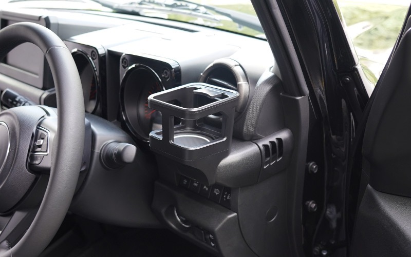 新型ジムニー JB64W 新型ジムニーシエラ JB74W ジムニーノマド JC74W カップホルダー 1P ブラック 滑り止めマット付き｜スズキ SUZUKI JIMNY JB64 JIMNY SIERRA JB74 1型 2型 3型 4型 5型 JIMNY NOMADE JC74 1型 専用 パーツ ドリンクホルダー 増設 滑り止め トレイ 内装 アクセサリー 保護 傷防止 社外【予約販売/4月30日頃入荷予定】