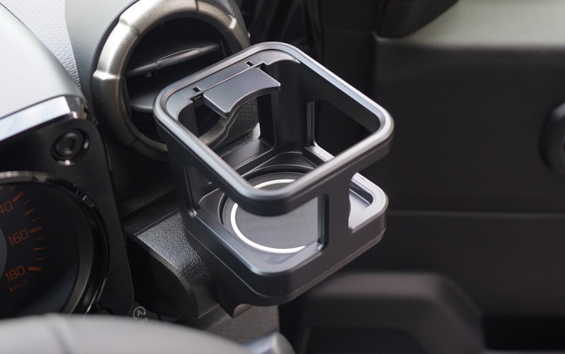 新型ジムニー JB64W 新型ジムニーシエラ JB74W ジムニーノマド JC74W カップホルダー 1P ブラック 滑り止めマット付き｜スズキ SUZUKI JIMNY JB64 JIMNY SIERRA JB74 1型 2型 3型 4型 5型 JIMNY NOMADE JC74 1型 専用 パーツ ドリンクホルダー 増設 滑り止め トレイ 内装 アクセサリー 保護 傷防止 社外【予約販売/4月30日頃入荷予定】