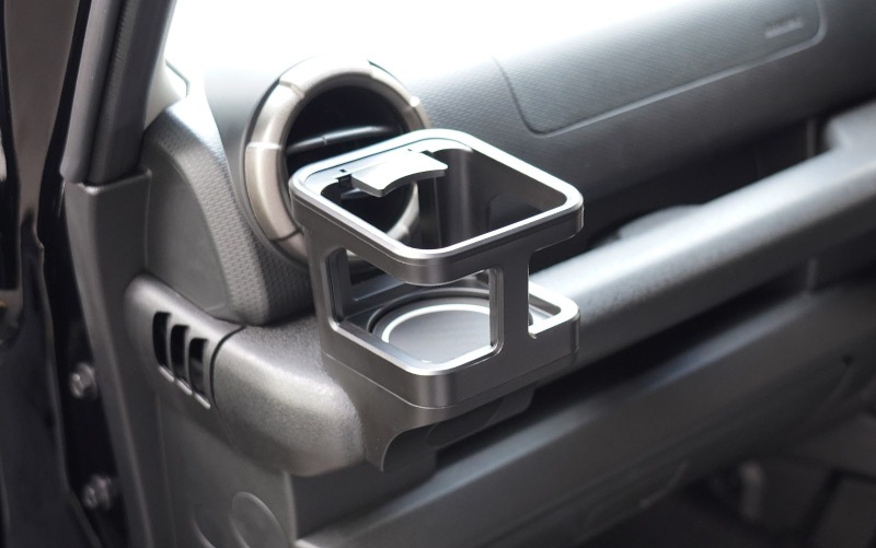 新型ジムニー JB64W 新型ジムニーシエラ JB74W ジムニーノマド JC74W カップホルダー 1P ブラック 滑り止めマット付き｜スズキ SUZUKI JIMNY JB64 JIMNY SIERRA JB74 1型 2型 3型 4型 5型 JIMNY NOMADE JC74 1型 専用 パーツ ドリンクホルダー 増設 滑り止め トレイ 内装 アクセサリー 保護 傷防止 社外【予約販売/4月30日頃入荷予定】