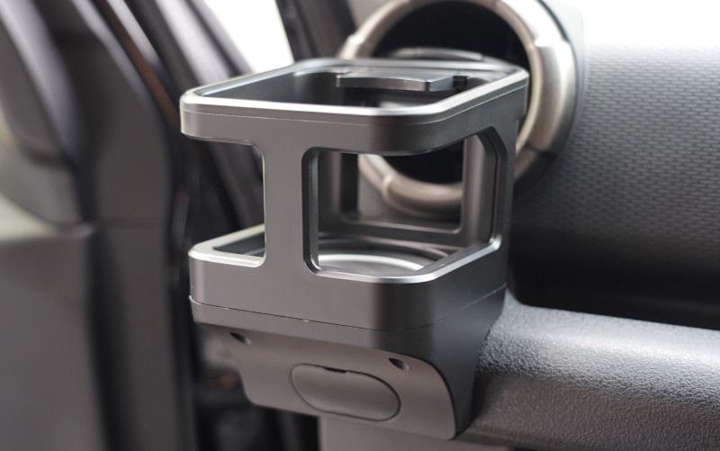 新型ジムニー JB64W 新型ジムニーシエラ JB74W ジムニーノマド JC74W カップホルダー 1P ブラック 滑り止めマット付き｜スズキ SUZUKI JIMNY JB64 JIMNY SIERRA JB74 1型 2型 3型 4型 5型 JIMNY NOMADE JC74 1型 専用 パーツ ドリンクホルダー 増設 滑り止め トレイ 内装 アクセサリー 保護 傷防止 社外【予約販売/4月30日頃入荷予定】