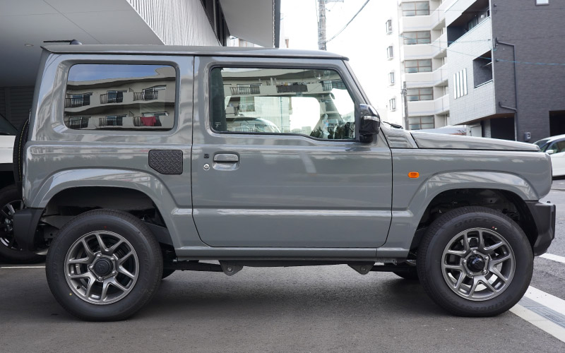 新型ジムニー JB64W 新型ジムニーシエラ JB74W フューエルリッドガーニッシュ 1P 縞鋼板柄 ラプター塗装 ブラック｜スズキ SUZUKI JIMNY JB64 JIMNY SIERRA JB74 1型 2型 3型 4型 5型 専用 カスタム パーツ ドレスアップ アクセサリー オプション ラプター 給油口 給油口カバー チッピング 外装 カー用品 社外【メール便対象/代引き・配達日時指定不可】