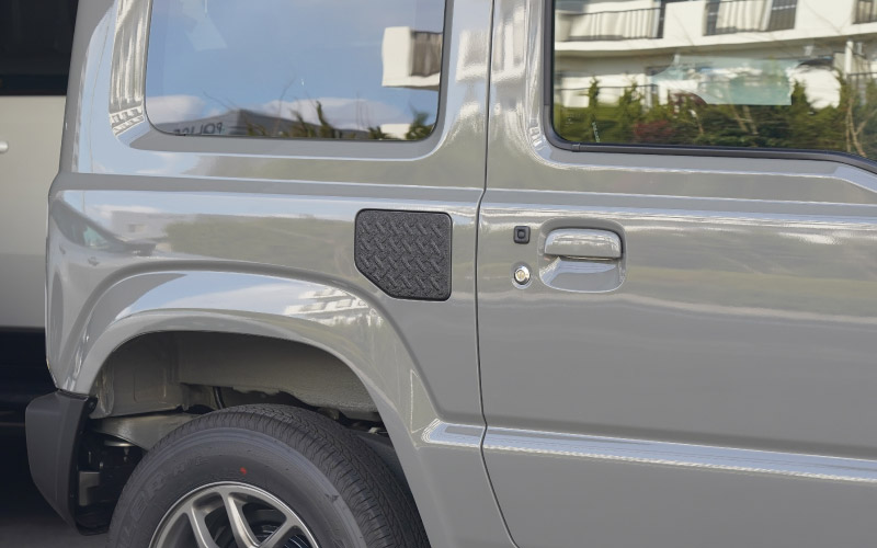 新型ジムニー JB64W 新型ジムニーシエラ JB74W フューエルリッドガーニッシュ 1P 縞鋼板柄 ラプター塗装 ブラック｜スズキ SUZUKI JIMNY JB64 JIMNY SIERRA JB74 1型 2型 3型 4型 5型 専用 カスタム パーツ ドレスアップ アクセサリー オプション ラプター 給油口 給油口カバー チッピング 外装 カー用品 社外【メール便対象/代引き・配達日時指定不可】