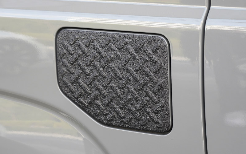 新型ジムニー JB64W 新型ジムニーシエラ JB74W フューエルリッドガーニッシュ 1P 縞鋼板柄 ラプター塗装 ブラック｜スズキ SUZUKI JIMNY JB64 JIMNY SIERRA JB74 1型 2型 3型 4型 5型 専用 カスタム パーツ ドレスアップ アクセサリー オプション ラプター 給油口 給油口カバー チッピング 外装 カー用品 社外【メール便対象/代引き・配達日時指定不可】