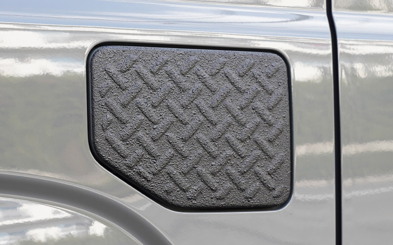 新型ジムニー JB64W 新型ジムニーシエラ JB74W フューエルリッドガーニッシュ 1P 縞鋼板柄 ラプター塗装 ブラック｜スズキ SUZUKI JIMNY JB64 JIMNY SIERRA JB74 1型 2型 3型 4型 5型 専用 カスタム パーツ ドレスアップ アクセサリー オプション ラプター 給油口 給油口カバー チッピング 外装 カー用品 社外【メール便対象/代引き・配達日時指定不可】