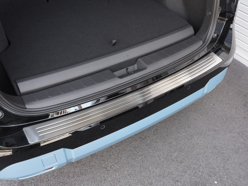 新型キックス P16型 リアバンパーステップガード 1P 車体保護ゴム付き 選べる2カラー シルバーへライン ブラックヘアライン｜日産 ニッサン NISSAN KICKS P16 2026年フルモデルチェンジ 専用 内装 保護 パーツ バックドア トランク アクセサリー 社外【予約販売/10月30日頃入荷予定】