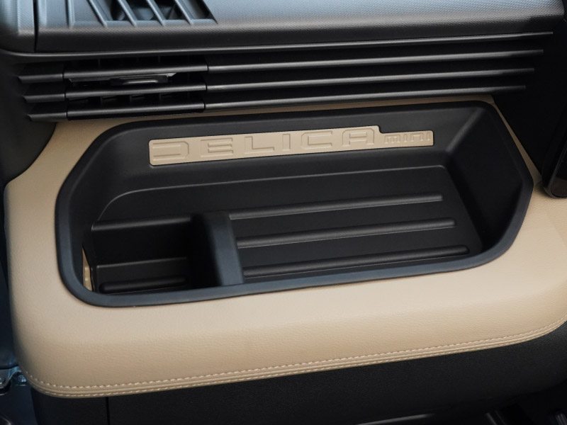 三菱 新型デリカミニ 運転席 助手席 インパネトレイカバー 2P ゴムタイプ ブラック 2025年フルモデルチェンジ後専用｜MITSUBISHI DELICA MINI 専用 パーツ 防水 ドリンクホルダー ボトルホルダー カバー アクセサリー マット 便利グッズ アイテム 滑り止め 小物入れ 収納 内装 社外