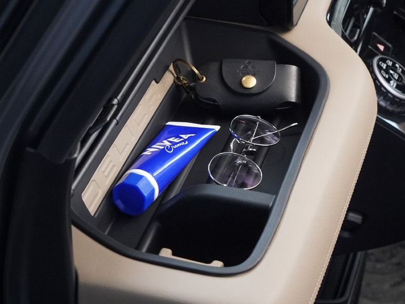三菱 新型デリカミニ 運転席 助手席 インパネトレイカバー 2P ゴムタイプ ブラック 2025年フルモデルチェンジ後専用｜MITSUBISHI DELICA MINI 専用 パーツ 防水 ドリンクホルダー ボトルホルダー カバー アクセサリー マット 便利グッズ アイテム 滑り止め 小物入れ 収納 内装 社外