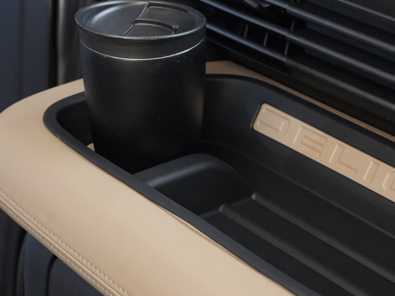 三菱 新型デリカミニ 運転席 助手席 インパネトレイカバー 2P ゴムタイプ ブラック 2025年フルモデルチェンジ後専用｜MITSUBISHI DELICA MINI 専用 パーツ 防水 ドリンクホルダー ボトルホルダー カバー アクセサリー マット 便利グッズ アイテム 滑り止め 小物入れ 収納 内装 社外