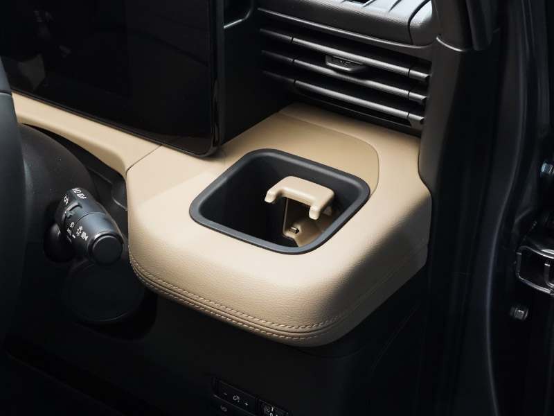 三菱 新型デリカミニ 運転席 助手席 インパネトレイカバー 2P ゴムタイプ ブラック 2025年フルモデルチェンジ後専用｜MITSUBISHI DELICA MINI 専用 パーツ 防水 ドリンクホルダー ボトルホルダー カバー アクセサリー マット 便利グッズ アイテム 滑り止め 小物入れ 収納 内装 社外