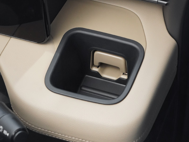 三菱 新型デリカミニ 運転席 助手席 インパネトレイカバー 2P ゴムタイプ ブラック 2025年フルモデルチェンジ後専用｜MITSUBISHI DELICA MINI 専用 パーツ 防水 ドリンクホルダー ボトルホルダー カバー アクセサリー マット 便利グッズ アイテム 滑り止め 小物入れ 収納 内装 社外