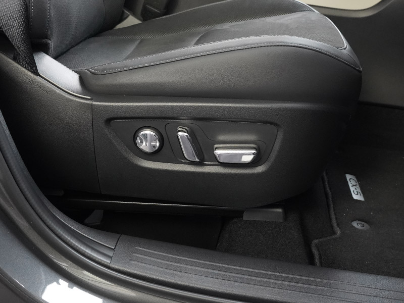 新型CX-5 KM系 パワーシートボタンカバー 左右セット 6P メッキ仕上げ ｜マツダ MAZDA CX5 2026年フルモデルチェンジ KMYSDP 専用 マフラー カスタム パーツ ドレスアップ アクセサリー オプション インテリア パネル 内装 カバー カー用品 社外 保護 傷防止 キズ隠し