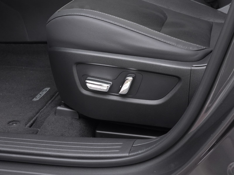 新型CX-5 KM系 パワーシートボタンカバー 左右セット 6P メッキ仕上げ ｜マツダ MAZDA CX5 2026年フルモデルチェンジ KMYSDP 専用 マフラー カスタム パーツ ドレスアップ アクセサリー オプション インテリア パネル 内装 カバー カー用品 社外 保護 傷防止 キズ隠し