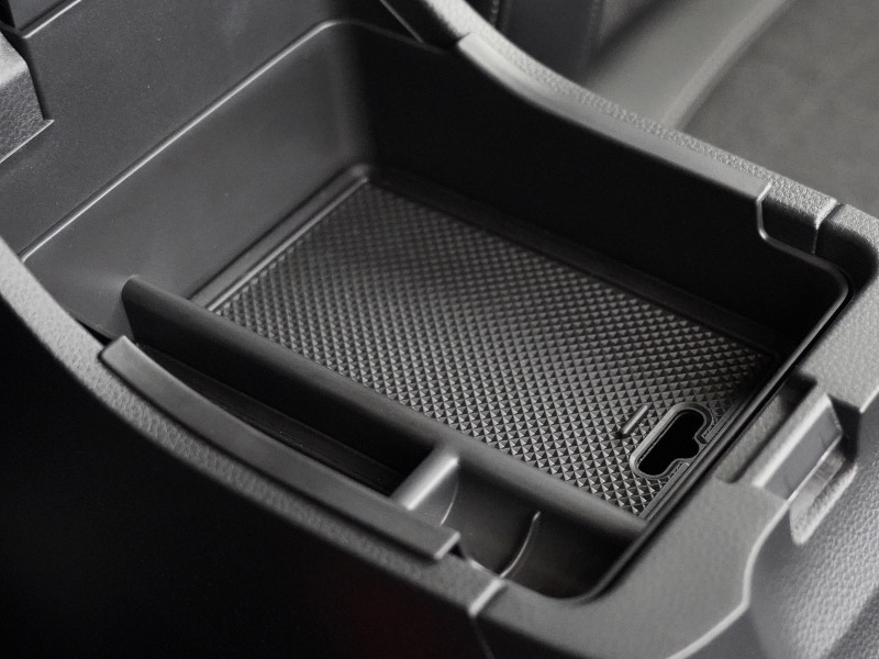 【アウトレット品】新型ヴェゼル コンソールボックストレイ 滑り止めゴムマット付き コンソールボックスにはめ込むだけの便利グッズ 2024年マイナーチェンジ後対応｜ホンダ HONDA VEZEL RV系 専用 内装 カスタム 保護パーツ ドアストッパーカバー ストライカーカバー ドレスアップ アクセサリー 社外品