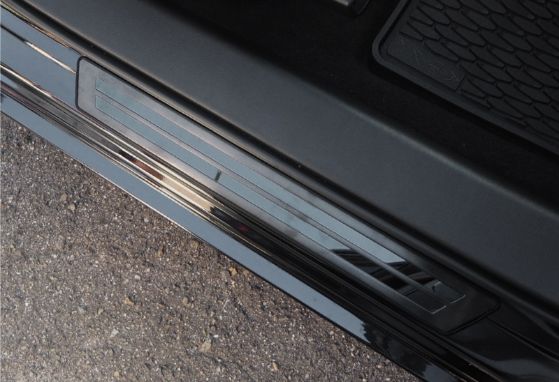 MAZDA3 サイドステップ 外側スカッフプレート 車体保護ゴム付き 4P 選べる2カラー シルバーヘアライン/ブラックヘアライン｜MAZDA マツダ3 BP系 選べる2カラー FASTBACK SEDAN ファストバック セダン アクセラ AXELA【予約販売/シルバー:5月30日頃入荷予定】