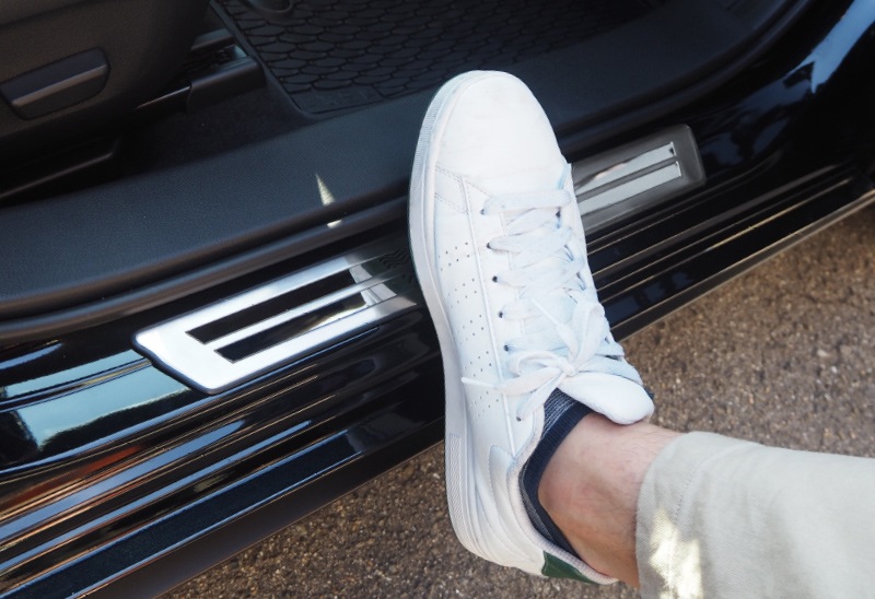 MAZDA3 サイドステップ 外側スカッフプレート 車体保護ゴム付き 4P 選べる2カラー シルバーヘアライン/ブラックヘアライン｜MAZDA マツダ3 BP系 選べる2カラー FASTBACK SEDAN ファストバック セダン アクセラ AXELA【予約販売/シルバー:5月30日頃入荷予定】