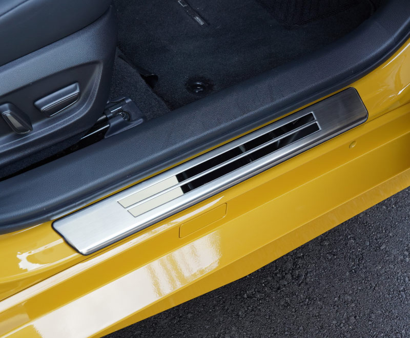 【アウトレット品】新型プリウス 60系 サイドステップ 外側スカッフプレート 4P 車体保護ゴム付き シルバーヘアライン｜トヨタ TOYOTA PRIUS 60 MXWH60 ZVW60 専用 内装 保護 カスタム パーツ