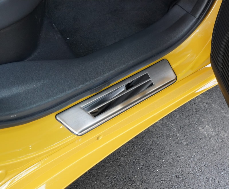 【アウトレット品】新型プリウス 60系 サイドステップ 外側スカッフプレート 4P 車体保護ゴム付き シルバーヘアライン｜トヨタ TOYOTA PRIUS 60 MXWH60 ZVW60 専用 内装 保護 カスタム パーツ