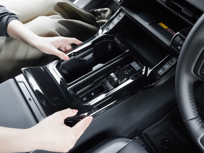 新型RAV4 60系 シフトベースパネル 1P ピアノブラック｜トヨタ TOYOTA ラブフォー AXAN64 専用 プラグインハイブリッド PHEV 対応 フロントドリンクホルダーパネル 内装 パーツ アクセサリー カップホルダー アクセサリー 内装 保護 カバー 社外【予約販売/9月10日頃入荷予定】
