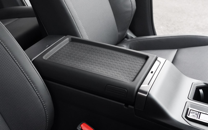 新型RAV4 60系 リバーシブルアームレストカバー 1P ブラック ゴムタイプ｜トヨタ TOYOTA ラブフォー AXAN64 プラグインハイブリッド PHEV 対応 車種専用 コンソール アームレスト 防水 水洗い アクセサリー 内装 コップ 便利グッズ 小物トレイ 保護カバー 社外【予約販売/5月20日頃入荷予定】