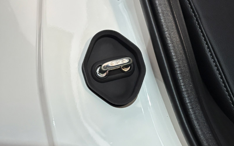 新型ジムニー JB64W 新型ジムニーシエラ JB74W ジムニーノマド JC74W ゴムタイプ ドアストライカー 4P ブラック｜スズキ SUZUKI JIMNY JB64 JIMNY SIERRA JB74 1型 2型 3型 4型 5型 JIMNY NOMADE JC74 1型 専用 専用 内装 カスタム 保護パーツ ドアストッパーカバー ストライカーカバー ドレスアップ アクセサリー 社外品 オプション【メール便対象/代引き・配達日時指定不可】