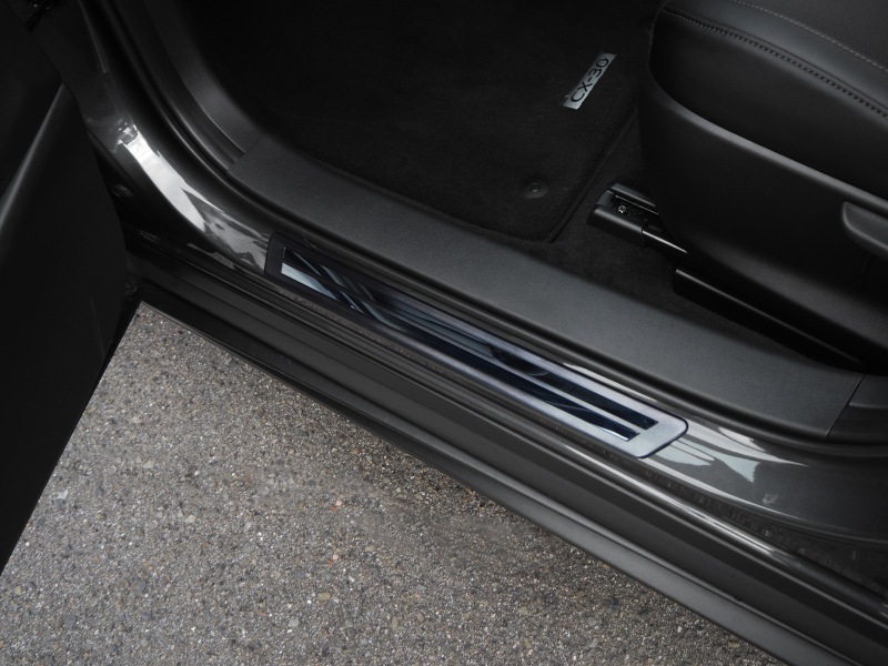 CX-30 サイドステップ 外側スカッフプレート 車体保護ゴム付き 4P ブラックヘアライン×ブラック鏡面｜マツダ MAZDA CX30 内装 インテリア 保護 カスタム 専用